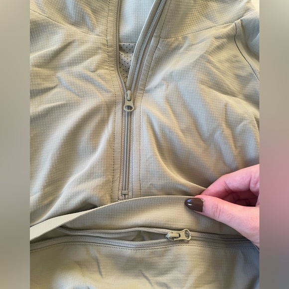 Alo Yoga Quarter Zip Rain Jacket - Picture 4 of 6
